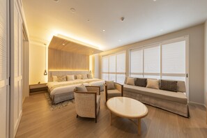 Suite junior | Escritorio, tabla de planchar con plancha, wifi gratis y ropa de cama 