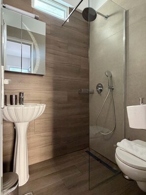 Een douche, een haardroger, handdoeken, zeep