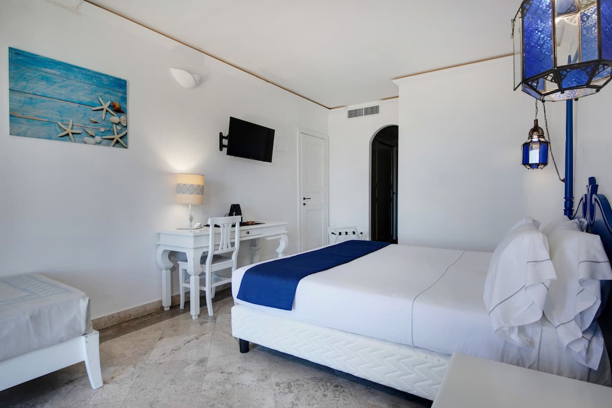 1 habitación, caja de seguridad en la habitación y escritorio