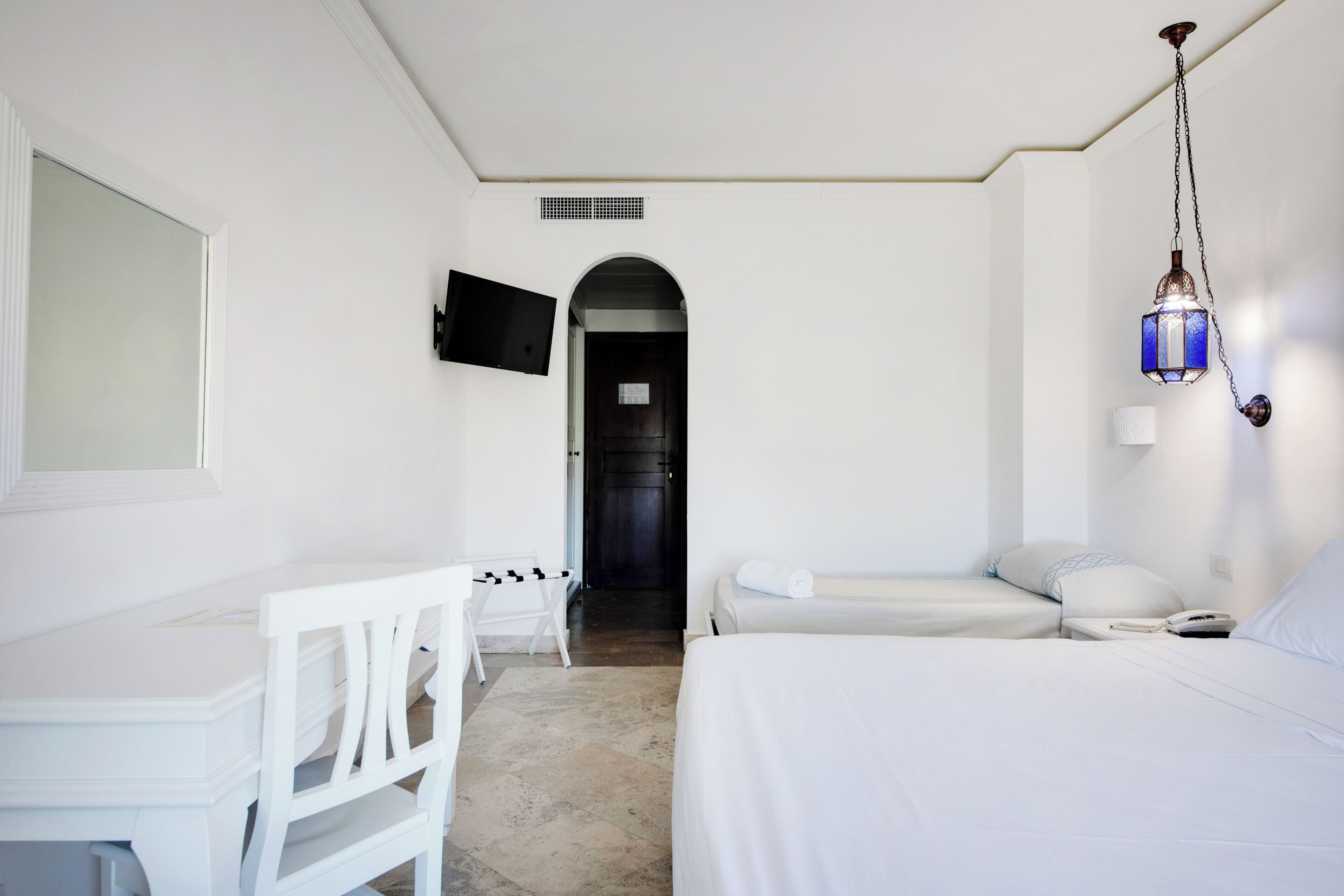 經典三人房 | 房內夾萬、書桌、遮光窗簾/窗簾、免費 Wi-Fi