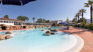 Sæsonbestemt udendørs pool, åben fra kl. 09.00 til kl. 19.00, parasoller