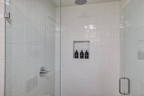 Studio Basic, 1 Tempat Tidur King | Kamar mandi | Shower, handuk, sabun, dan sampo