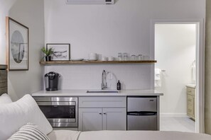 Studio Basic, 1 Tempat Tidur King | Dapur pribadi | Lemari es, microwave, ketel listrik, dan peralatan masak/sendok-piring
