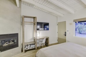 Basic-Studio, 1 King-Bett | 1 Schlafzimmer, Schreibtisch, laptopgeeigneter Arbeitsplatz