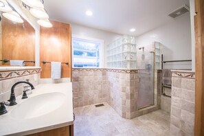 Maison de base, Plusieurs lits | Salle de bain | Articles de toilette écologiques, serviettes fournies, savon, shampooing