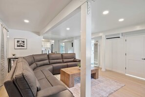 Leilighet – deluxe | Oppholdsområde | TV og strømmetjenester