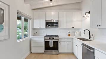Deluxe Apartment | Private kitchen