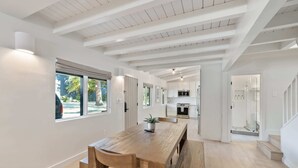 Una cocina amplia con electrodomésticos modernos y un comedor espacioso con mobiliario de madera.
