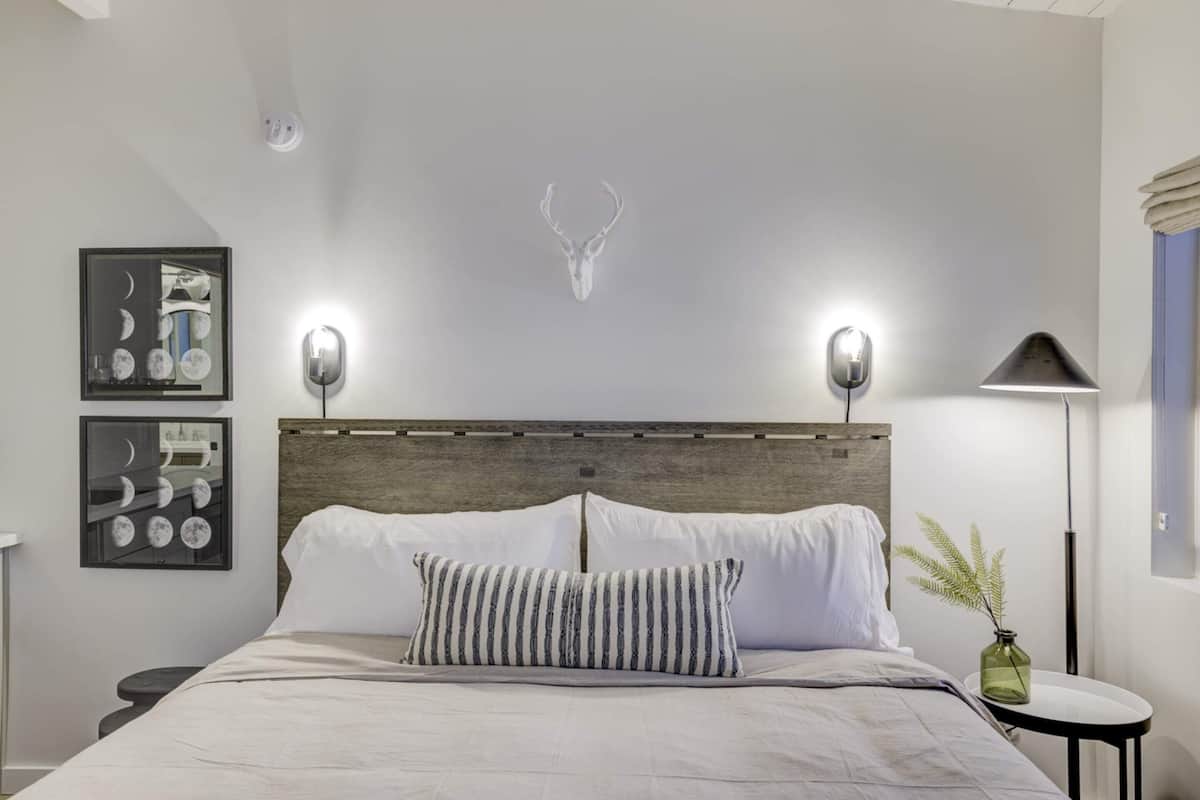 Luxury Studio, 1 King Bed (Unit 9) | 13 bedrooms, premium bedding, down comforters, memory foam beds