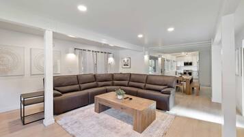 Apartamento luxo | Área de estar | TV, serviços de streaming