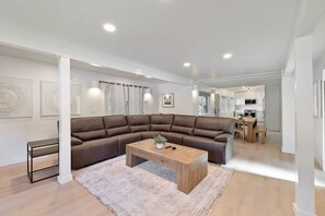 Leilighet – deluxe | Oppholdsområde | TV og strømmetjenester