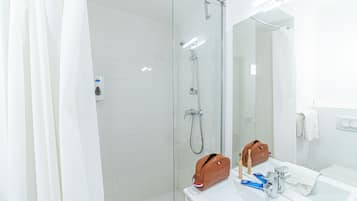 Standaard studio | Badkamer | Een douche, handdoeken