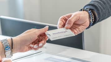 Une personne remet à une autre une carte d’accès à l’hôtel Montempa.
