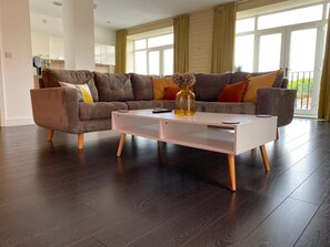 Apartment | Wohnzimmer | Plasmafernseher