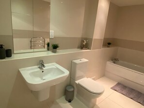 Apartment | Bathroom | Combined shower/tub, towels