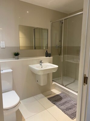 Apartment | Badezimmer | Duschwanne, Handtücher