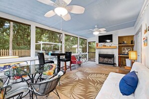 Smart TV, caminetto, tavolo da ping pong