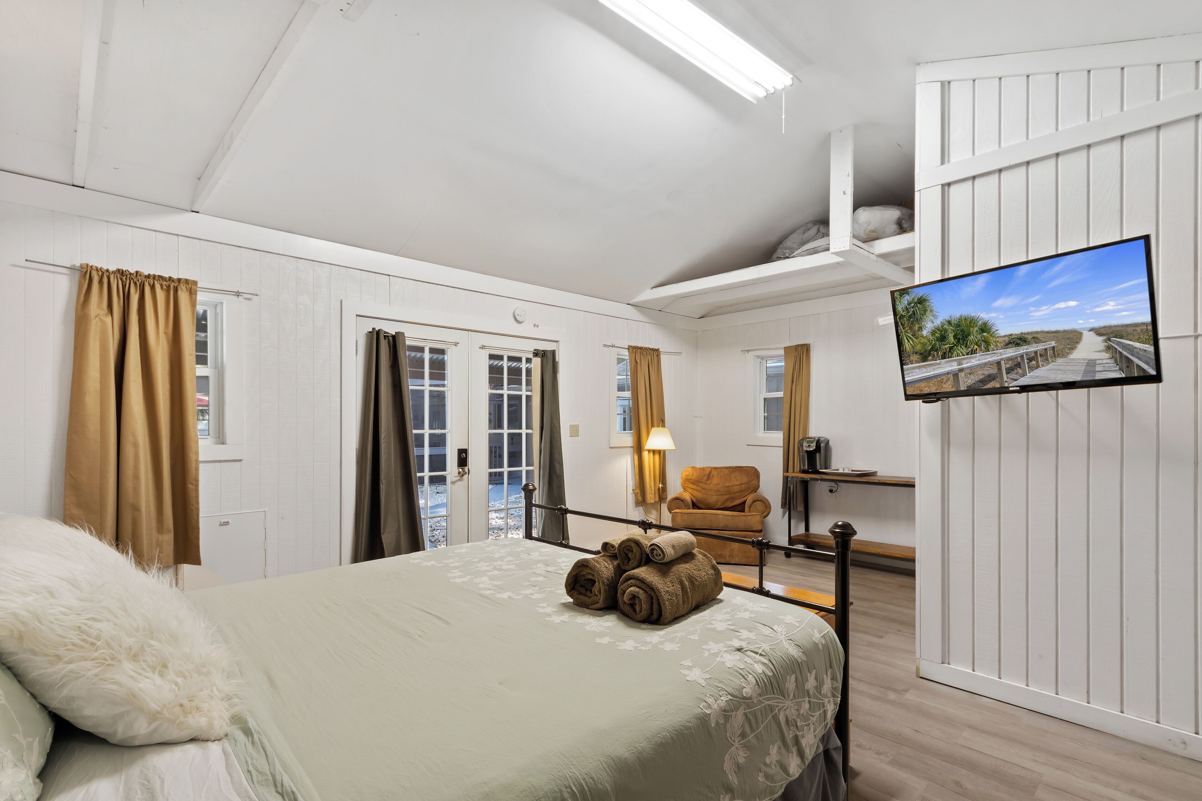 4 bedrooms, desk, iron/ironing board, WiFi (free)