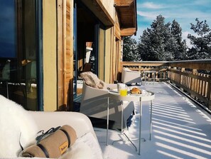 Property grounds - Chalet with spa/heated pool, lake view, ski-in/ski-out access, fire pit, 5-star rating (Les Angles)