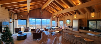 Luxury chalet with lake view, SPA/Heated swimming pool, 300m from the ski slopes