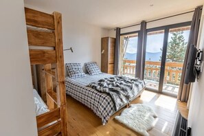 5 slaapkamers, een strijkplank/strijkijzer, reisbedje, wifi