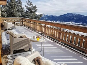 Property grounds - Chalet with spa/heated pool, lake view, ski-in/ski-out access, fire pit, 5-star rating (Les Angles)