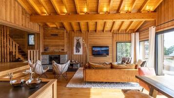 TV, fireplace, stereo