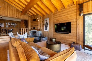 Fernseher, Kamin, Stereoanlage