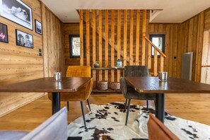 Dining - Chalet with spa/heated pool, lake view, ski-in/ski-out access, fire pit, 5-star rating (Les Angles)
