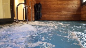 Interior - Chalet with spa/heated pool, lake view, ski-in/ski-out access, fire pit, 5-star rating (Les Angles)