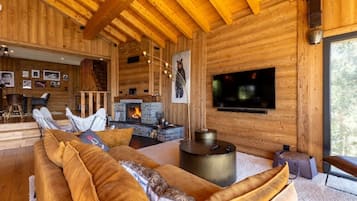 TV, fireplace, stereo