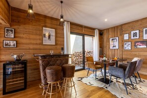 Dining - Chalet with spa/heated pool, lake view, ski-in/ski-out access, fire pit, 5-star rating (Les Angles)