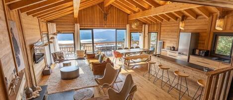 TV, fireplace, stereo