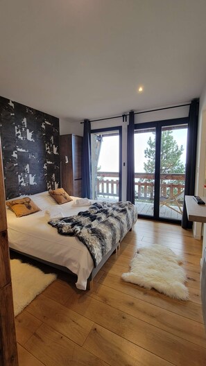 5 bedrooms, iron/ironing board, travel crib, WiFi - Chalet with spa/heated pool, lake view, ski-in/ski-out access, fire pit, 5-star rating (Les Angles)