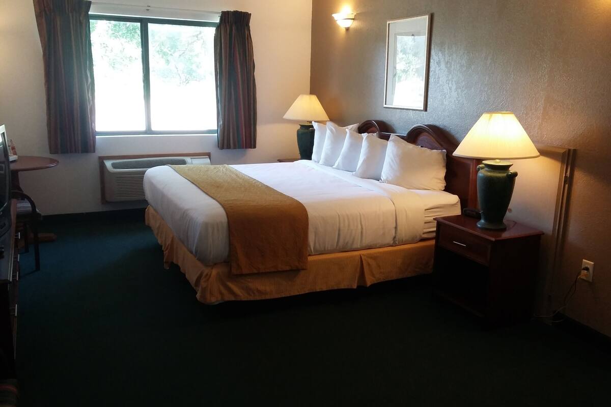 room, 1 king bed | free wifi, bed sheets