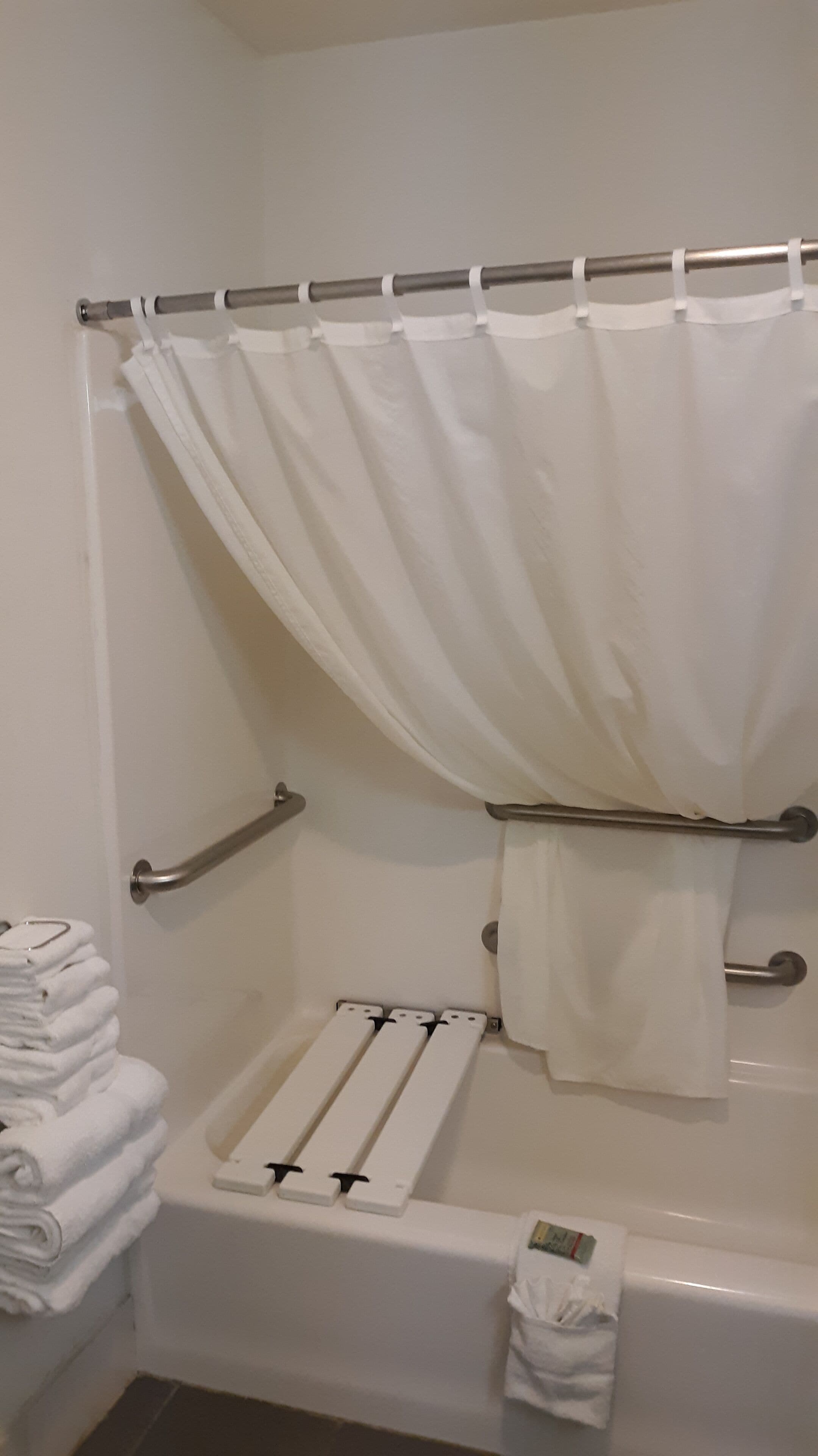 room, 1 queen bed, accessible | bathroom | combined shower/bathtub, free toiletries, hair dryer, towels