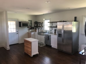 Fridge, microwave, oven, stovetop - Isolate Stay at Pilot Mountain (Pinnacle)