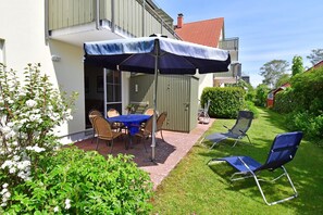 Outdoor dining - Vacation apartment AW-06 in the Baltic seaside resort of Wustrow (Ostseebad Wustrow)