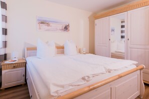 2 bedrooms, free WiFi - Vacation apartment AW-06 in the Baltic seaside resort of Wustrow (Ostseebad Wustrow)