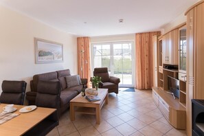 TV, fireplace, stereo - Vacation apartment AW-06 in the Baltic seaside resort of Wustrow (Ostseebad Wustrow)