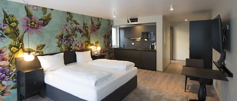 ตู้นิรภัยในห้องพัก, โต๊ะทำงาน, ห้องเก็บเสียง, เตารีด/โต๊ะรีดผ้า