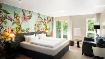 غرفة عادية - سرير مزدوج | خزنة داخل الغرفة ومكتب وتجهيزات عازلة للصوت ومكواة/لوح كي