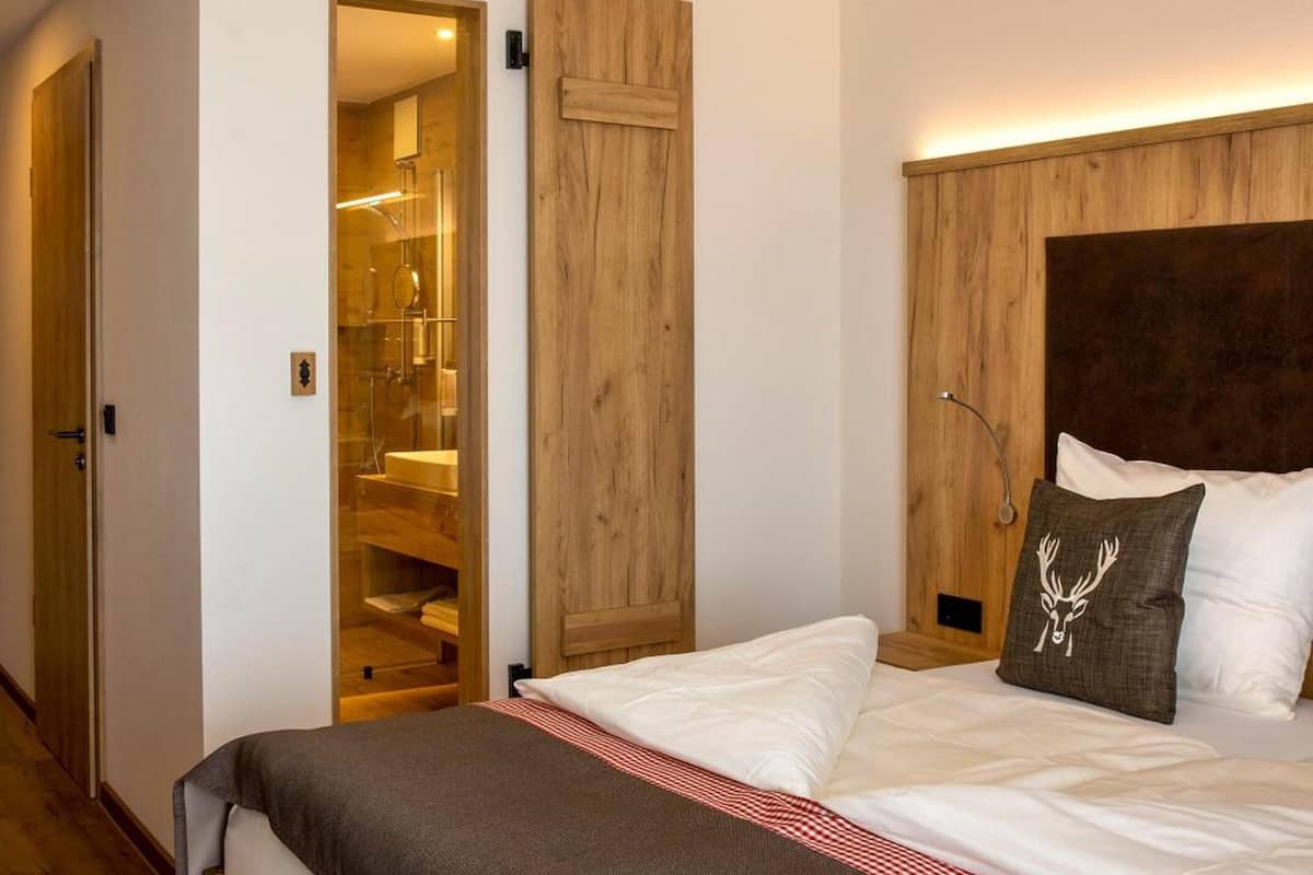 desk, laptop workspace, soundproofing, free wifi