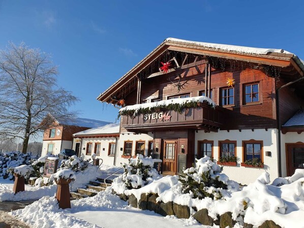 Vista frontal de la propiedad