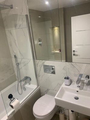 Apartment | Bathroom | Combined shower/tub, towels - Unique 1 bedroom in Reading (Reading)