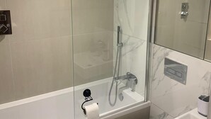 A modern bathroom with a glass-enclosed shower, a white toilet, and a sink. - Unique 1 bedroom in Reading (Reading)