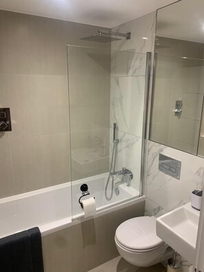 Apartment | Bathroom | Combined shower/bathtub, towels - Unique 1 bedroom in Reading (Reading)