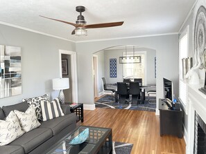 TV, fireplace - ★ Charming Comfy Cottage Home with a Modern Flair★ (Augusta)