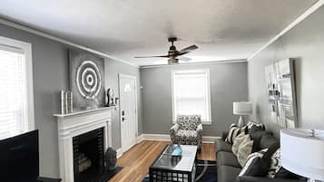 Una televisión, una chimenea