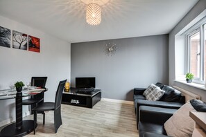 Interior - Cosy 2 Bedroom Apartment with Parking (Liverpool)